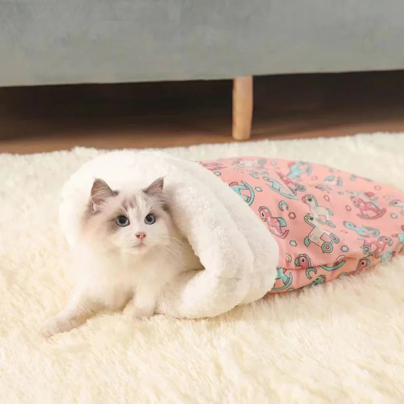 Catvera Cozy Tunnel Sleeping Bag - Image 4|||PROMPT|||Original clean product image