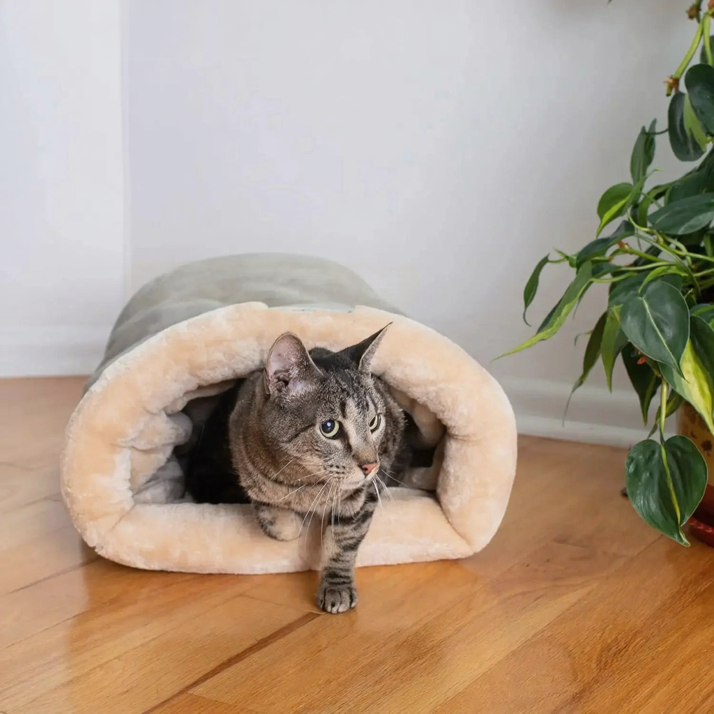 Catvera Enclosed Cat Sleeping Cave Bed - Image 1|||PROMPT|||Cleaned image. Original analysis: found 1 watermark - 'HOMEFISH' logo in top left corner