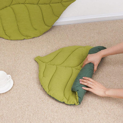 Catvera Reversible Leaf Shaped Cat Mat - Image 1|||PROMPT|||Original clean product image