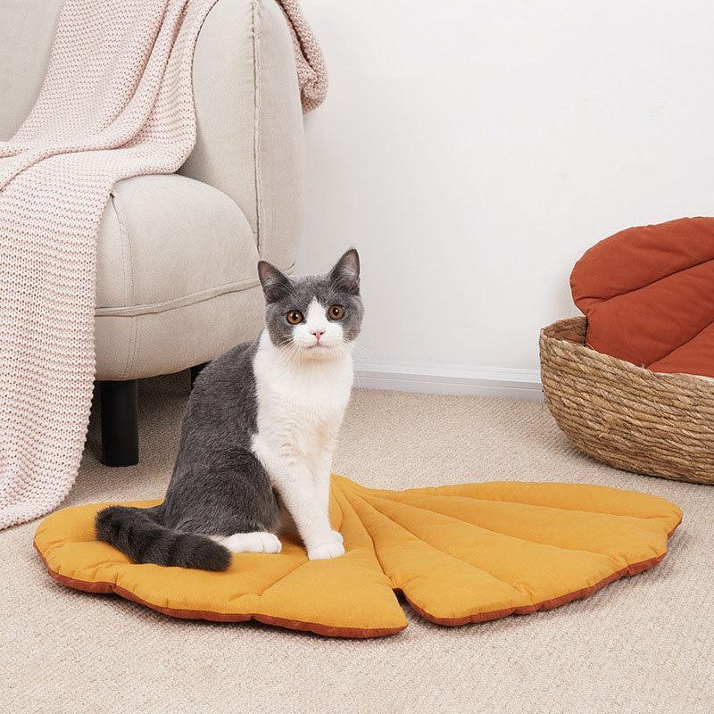 Catvera Reversible Leaf Shaped Cat Mat - Image 2|||PROMPT|||Original clean product image