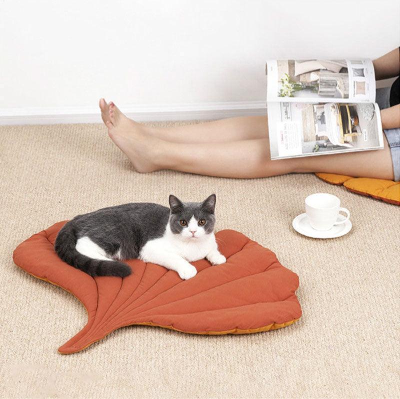Catvera Reversible Leaf Shaped Cat Mat - Image 5|||PROMPT|||Original clean product image