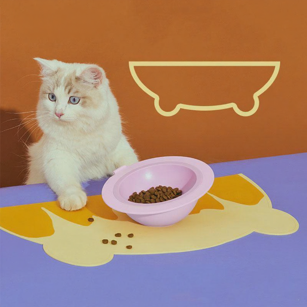 Catvera Silicone Cat Food Feeding Mat - Image 2|||PROMPT|||Cleaned image. Original analysis: found 1 text watermark 'MEWCATS' at the top of the image