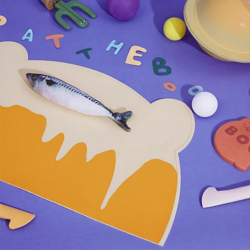 Catvera Silicone Cat Food Feeding Mat - Image 4|||PROMPT|||Cleaned image. Original analysis: Found 3 brand names/logos: 'PATTEBOO' printed on the yellow product base, 'PTBBABY/2023' text overlay on the right side, and smiley face emoji watermarks in the top right corner