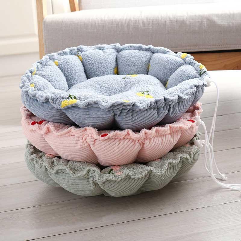 Catvera Transformable Coral Velvet Cat Bed - Image 8|||PROMPT|||Original clean product image