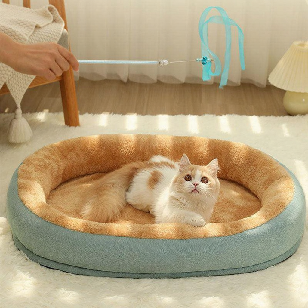 Catvera Waterproof Lambskin Cat Bed - Image 5|||PROMPT|||Cleaned image. Original analysis: found 1 brand name label on the pet bed